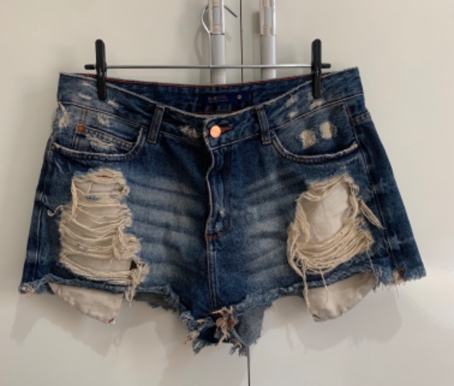 Short Jeans Curto Destroyed (TAM: 42)