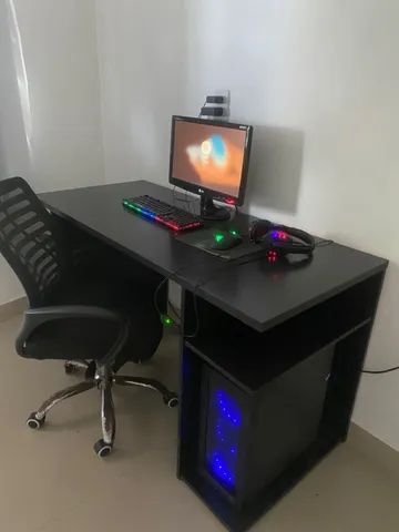 Pc gamer com cadeira e mesa