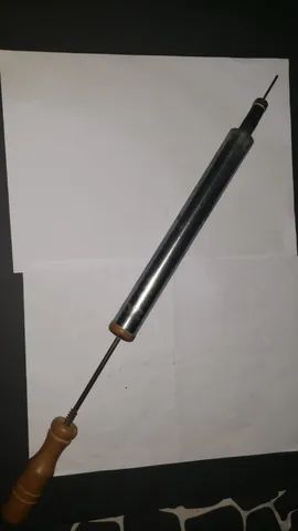 bomba em metal antiga, para encher bola com cabo de madeira - Foto 2