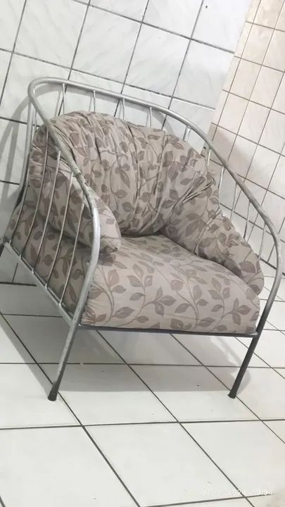 Poltrona de Ferro com Almofada Floral