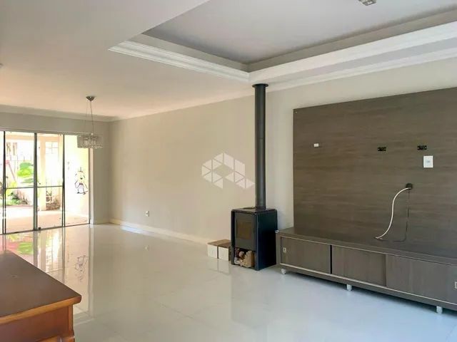 Casa com 3 dormitórios, 221m², desocupada e com piscina, no Bairro Guarujá na Zona de Port - Foto 2