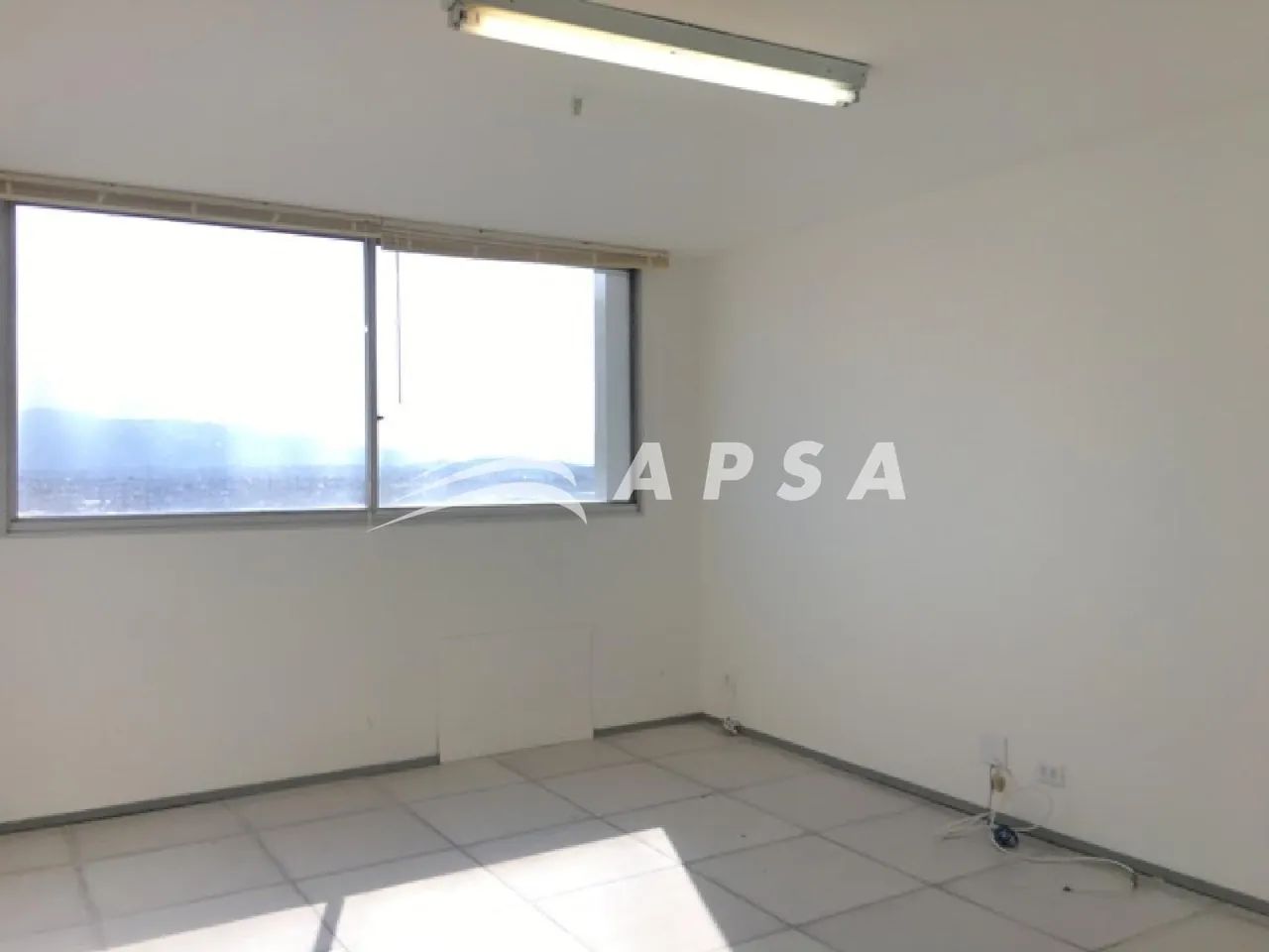 ÓTIMA SALA COMERCIAL COM 32M², BANHEIRO. ÓTIMA LOCALIZAÇÃO, VASTO COMÉRCIO, PRÓXIMO A ESTA - Foto 3