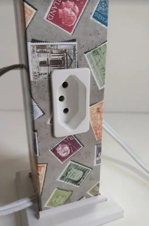 Abajur decorativo com tomadas extras. Bivolt. - Foto 3