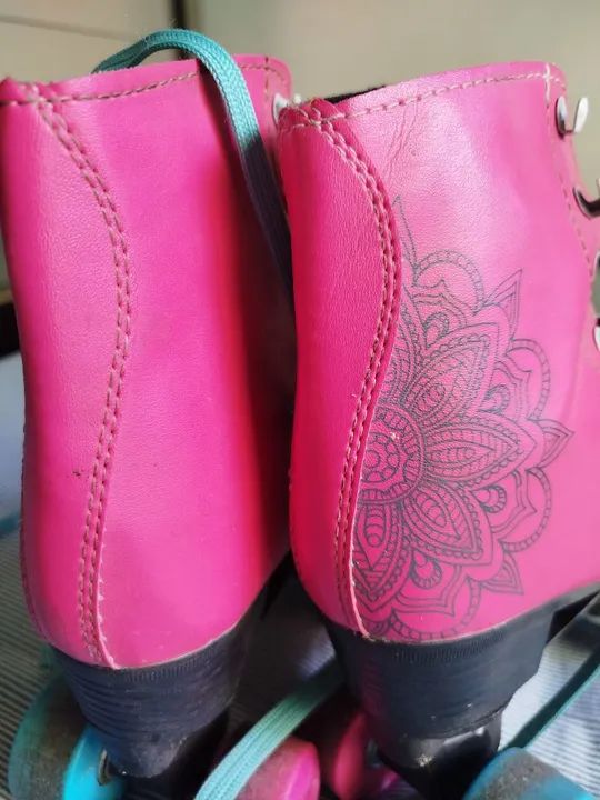 Patins Rosa com Rodinhas Coloridas - Foto 3
