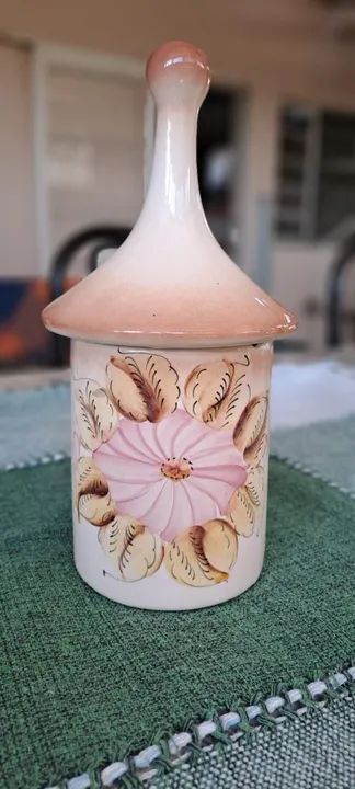 Pote de cerâmica com tampa em formato de casa