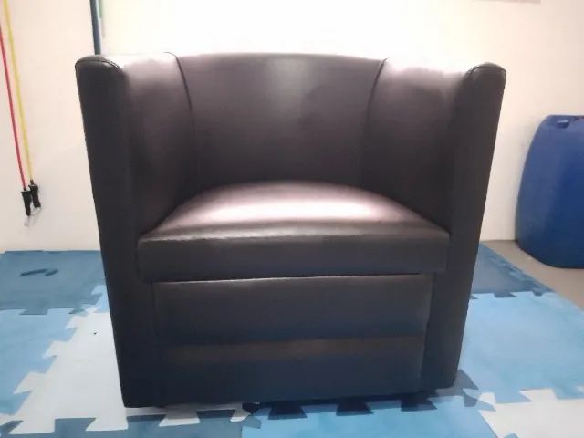 Poltrona em Corino preto 