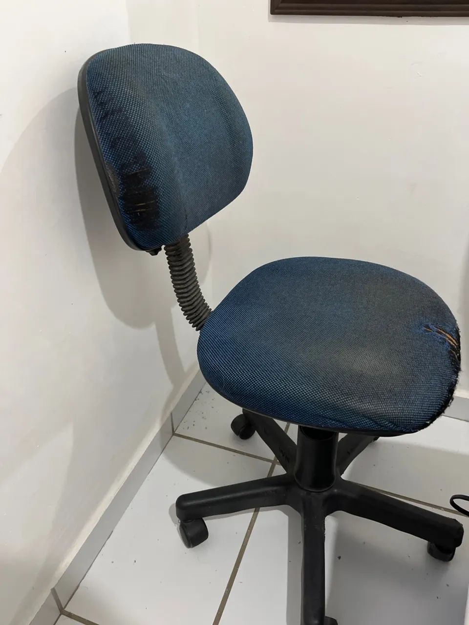 Cadeira de Escritório Azul com Detalhes - Foto 4