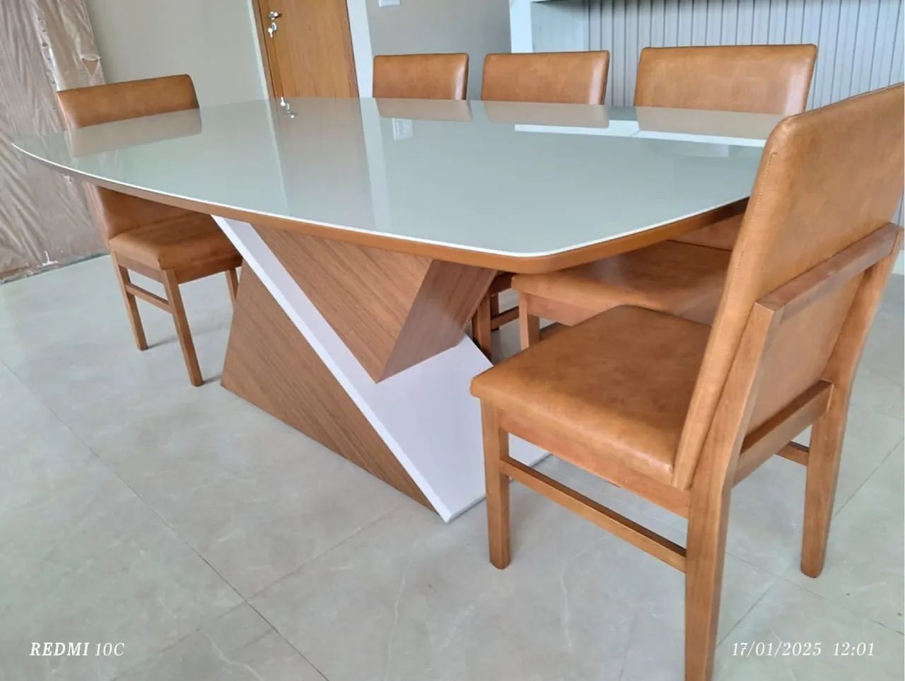 Mesa de Jantar Design Moderno com 6 Cadeiras de madeira 