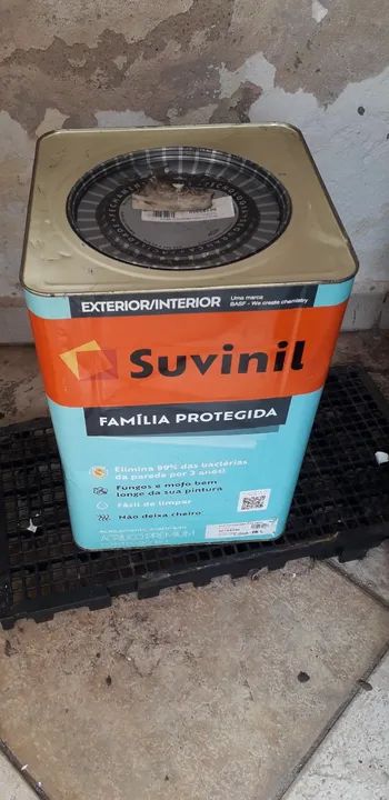 Lata de tinta Suvinil 