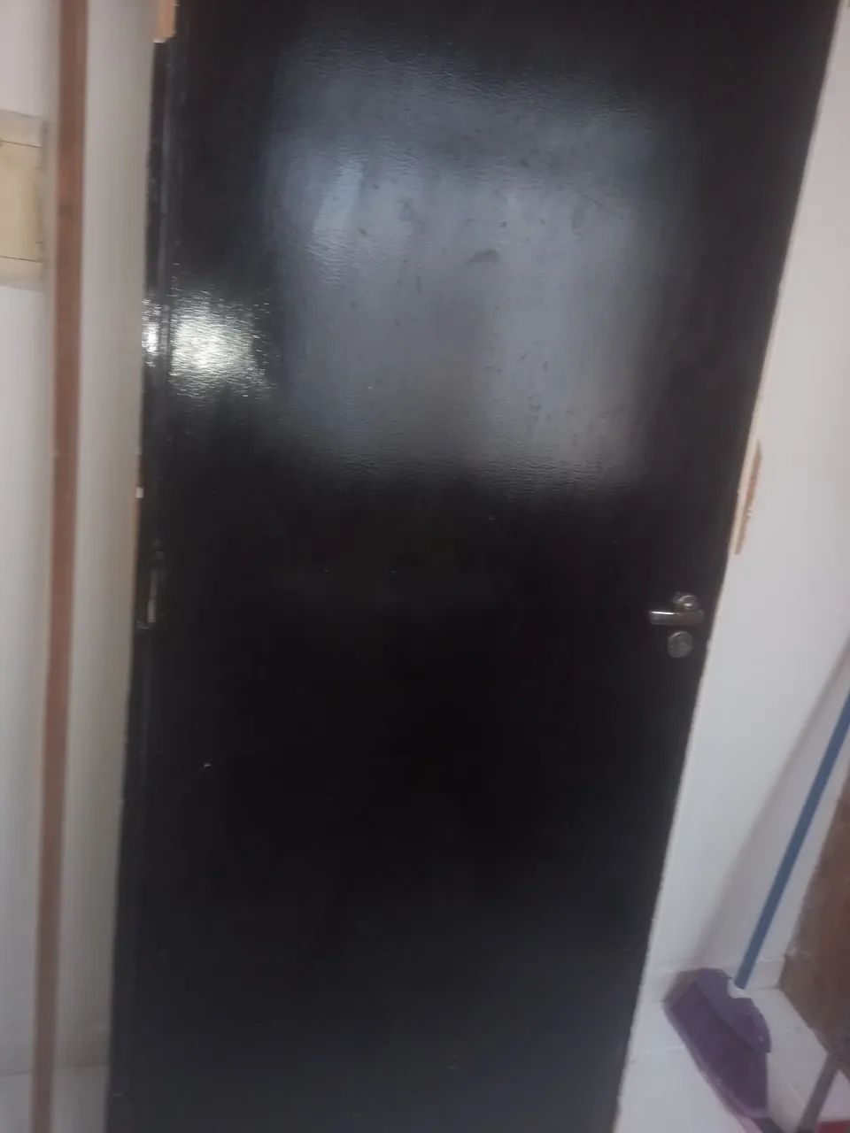 Porta de madeira preta em ótimo estado(80×2,10)tamanho padrao