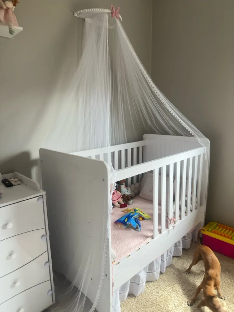 Berço de bebê com mosquiteiro
