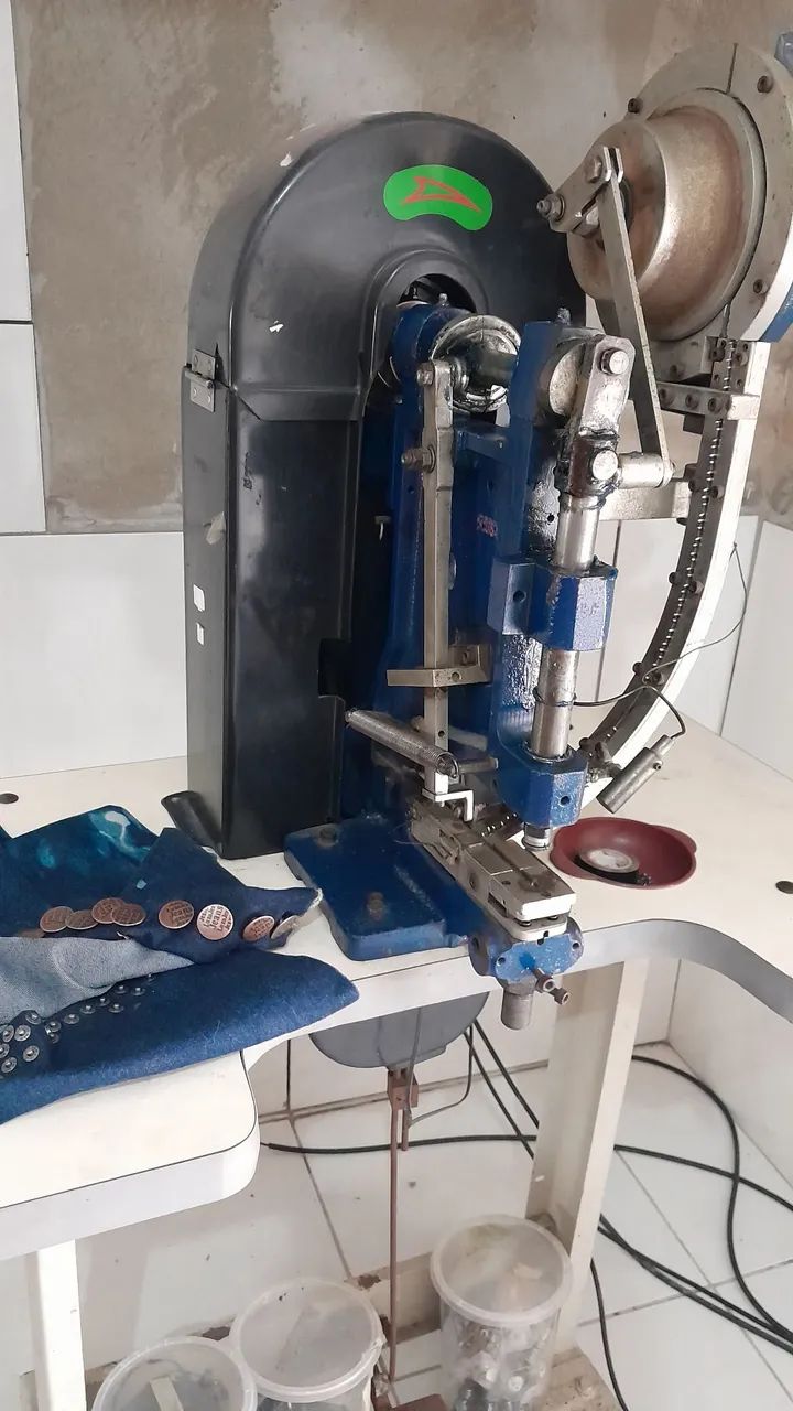 Máquina de pregar botões e rebites, semi-automática. Não coloca ilhós 