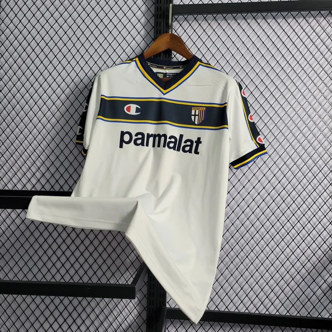 CAMISETA DE TIME RETRO PARMA 2002/2003.   Tamanho: GG<br>RETRO PARMA 2002/2003 - Foto 2