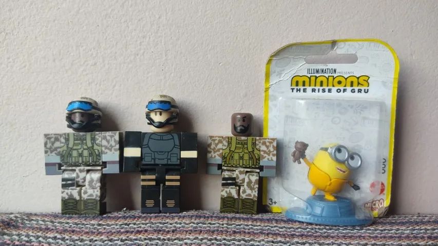 Lote bonecos roblox jazwares. Importado