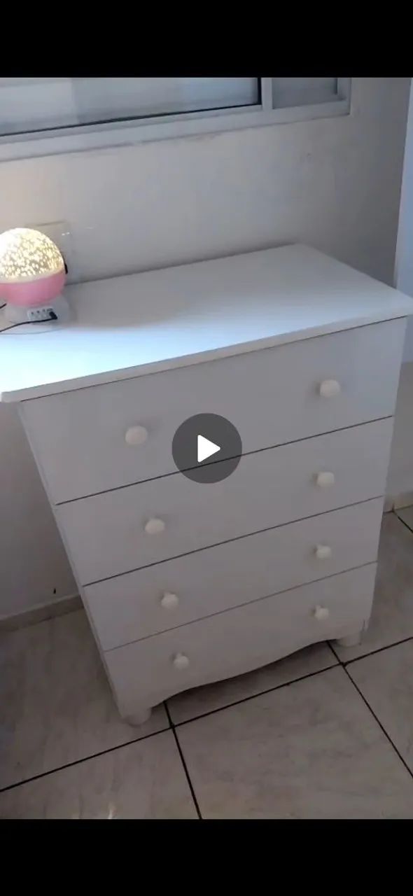 Cama e cômoda usada