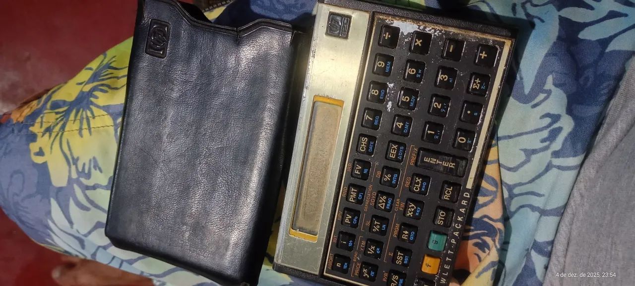 Calculadora científica Hp antiga falta apenas as pilhas.