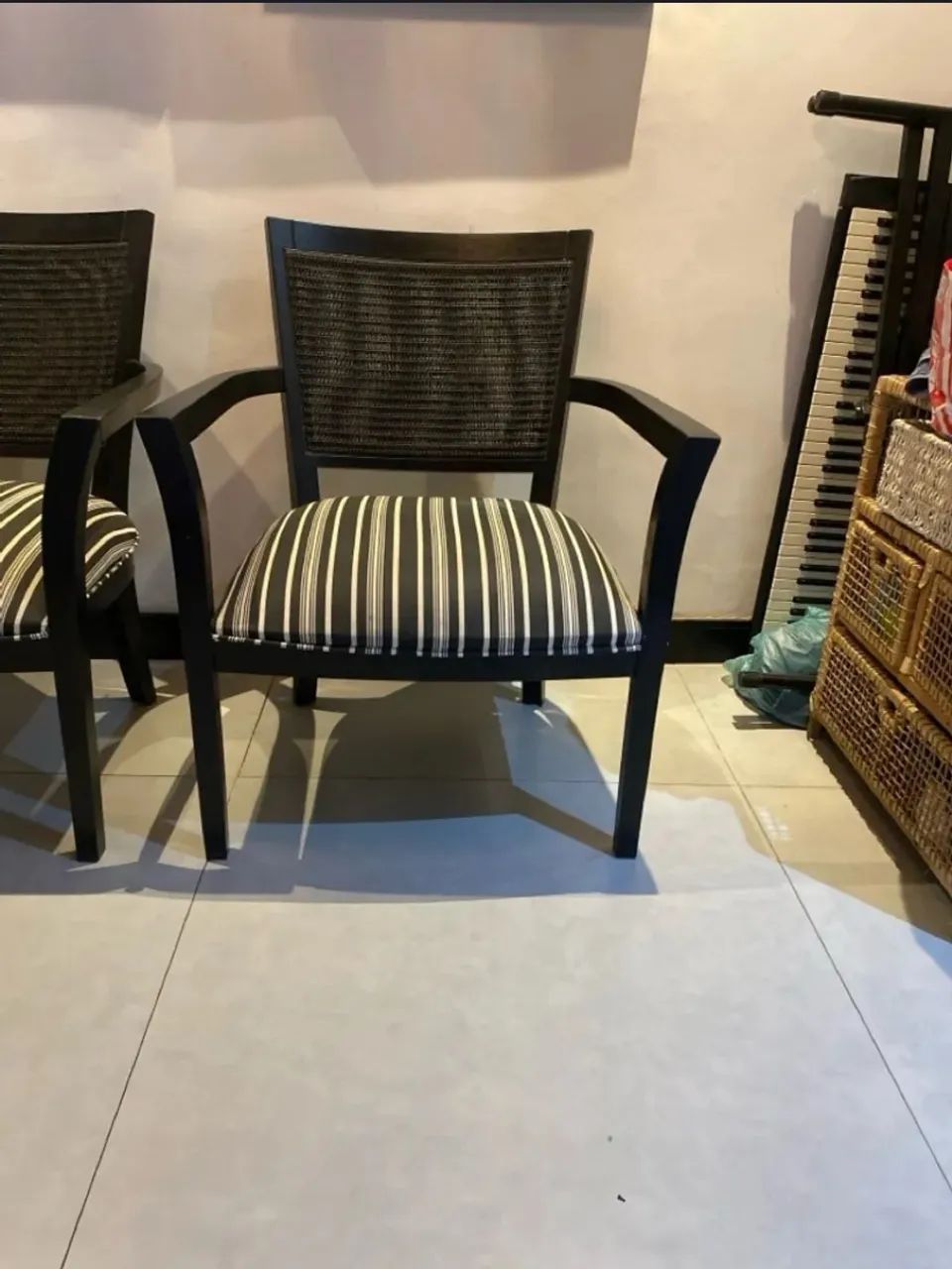  Conjunto de Cadeiras de madeira recém estofadas - Foto 3