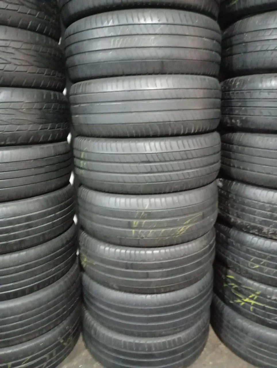 Pneus Michelin aro 215/55/17 usados em bom estado
