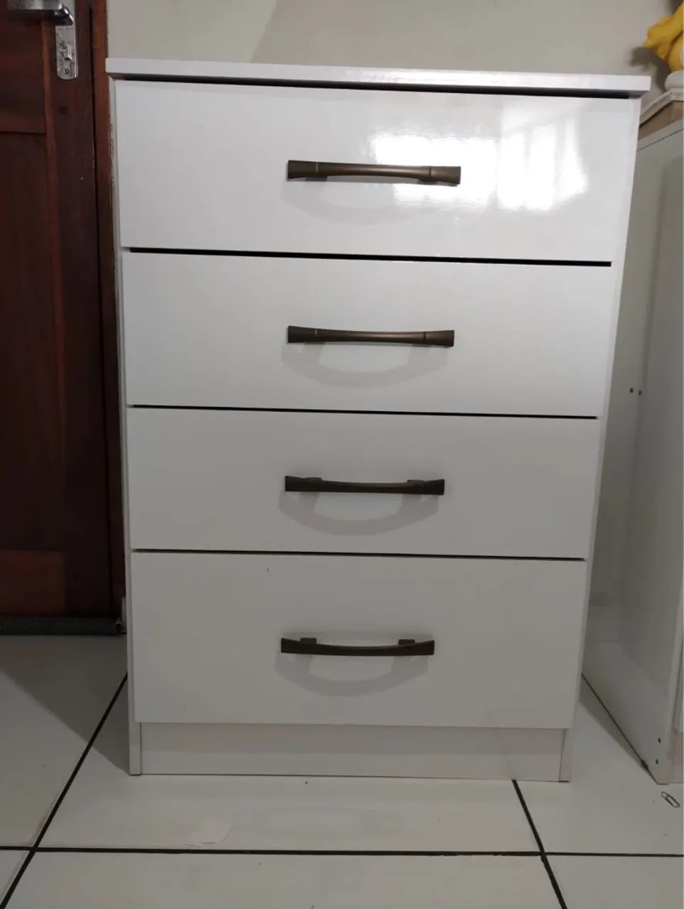 Cômoda branca 4 gavetas