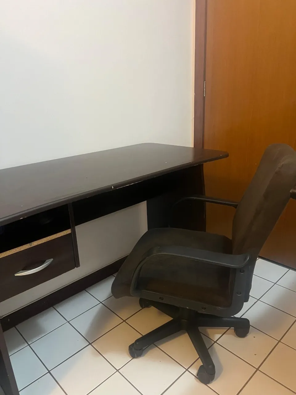Escrivaninha com gaveta e cadeira  