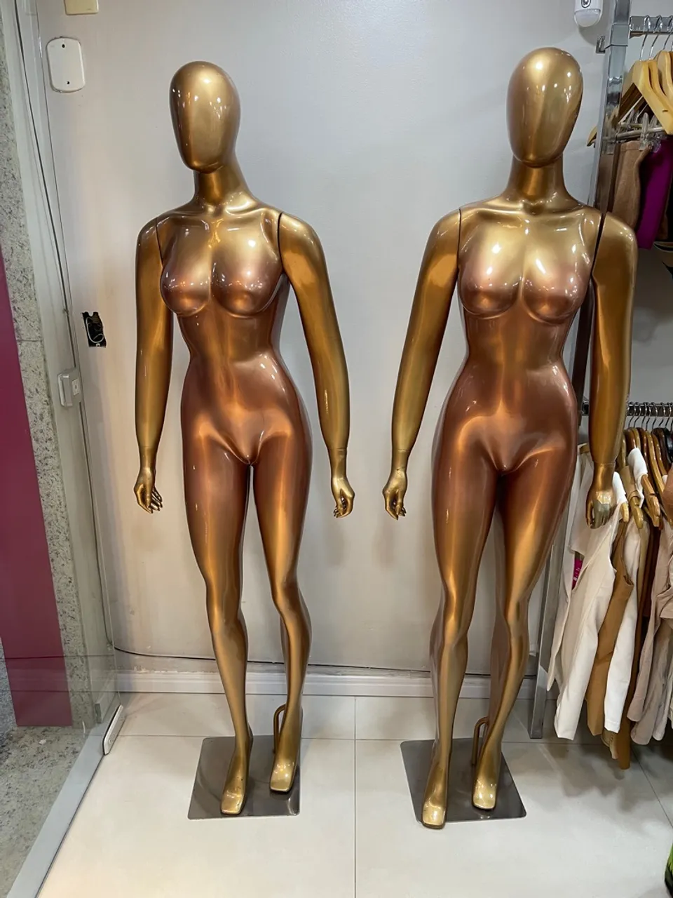 Manequins Femininos Dourados - Elegância para sua Loja!