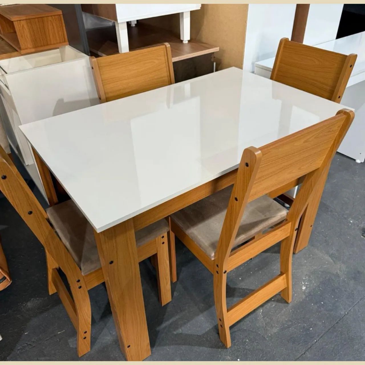 Mesa com 4 cadeiras - entrego hoje 