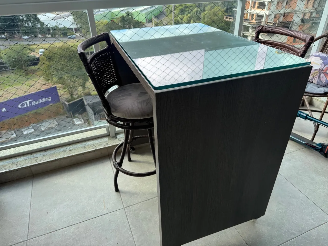 Mesa bistrô com tampo de vidro temperado - ótimo estado!
