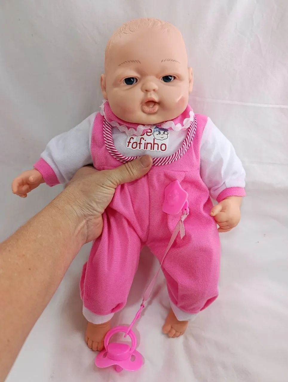 Boneca que chora ,sorri e dorme ,com chupeta e mamadeira com imã, completa  - Foto 3