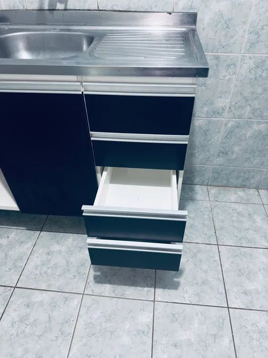Armário de cozinha preto com 4 gavetas projetado. já com a pia - Foto 2