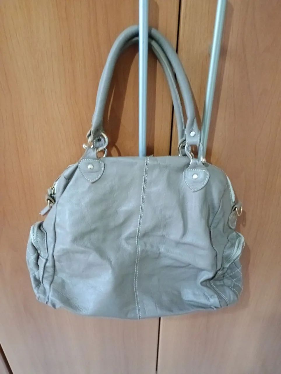 Bolsa de ombro bege com detalhes acolchoados - Foto 3