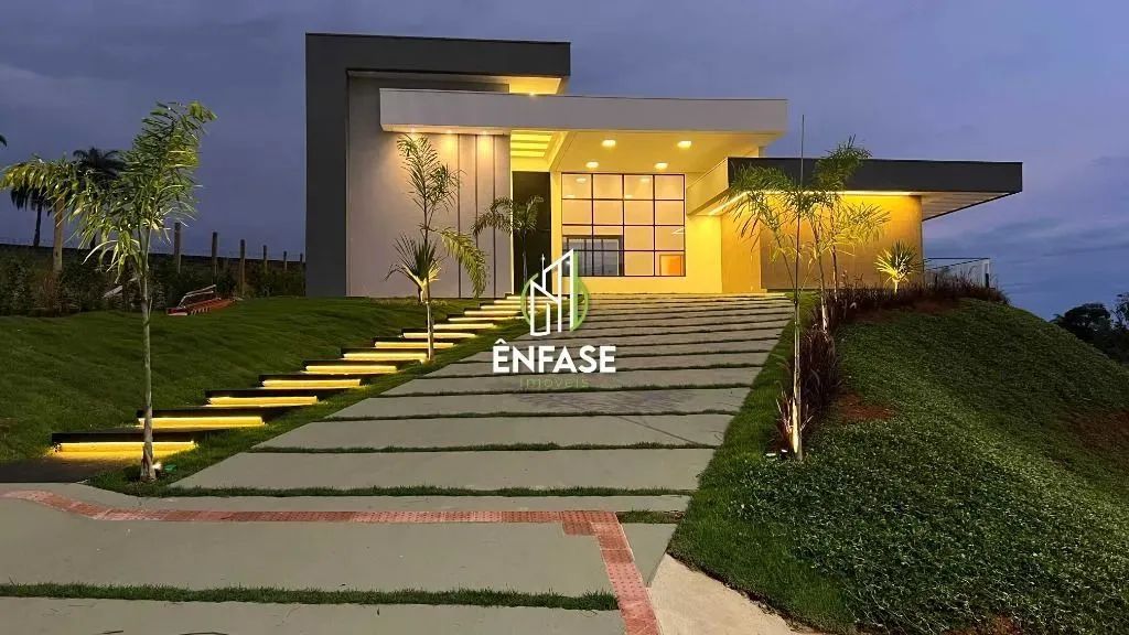 Casa com suíte com closet e 2 semi suíte e piscina aquecida no Condomínio Morada do Sol em