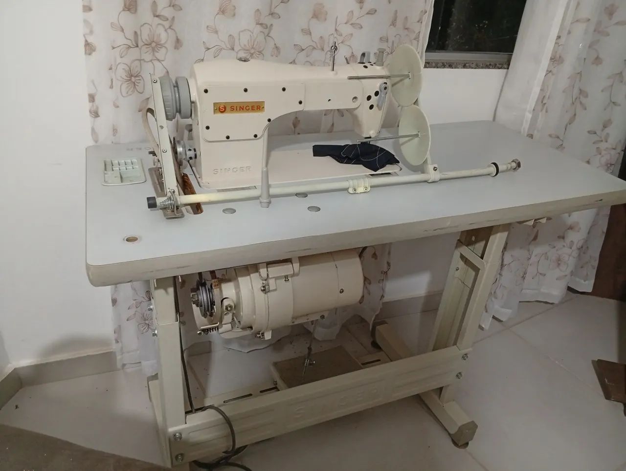 Máquina de costura industrial Singer,e compressor  - Foto 5