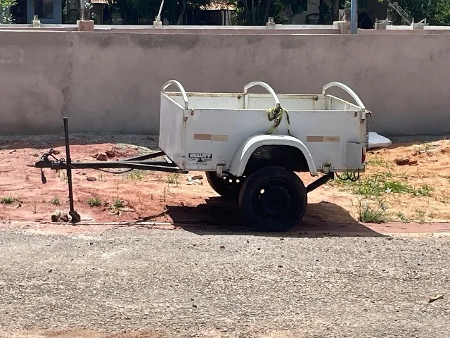 Carretinha de 1 eixo selada
