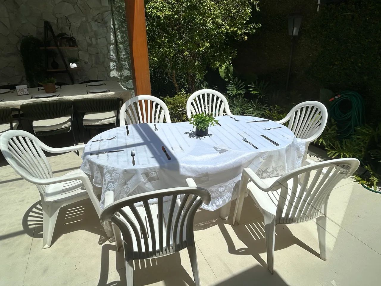 JOGO DE MESA DE PLÁSTICO BRANCA/ 2 MESAS E 8 CADEIRAS - Foto 3