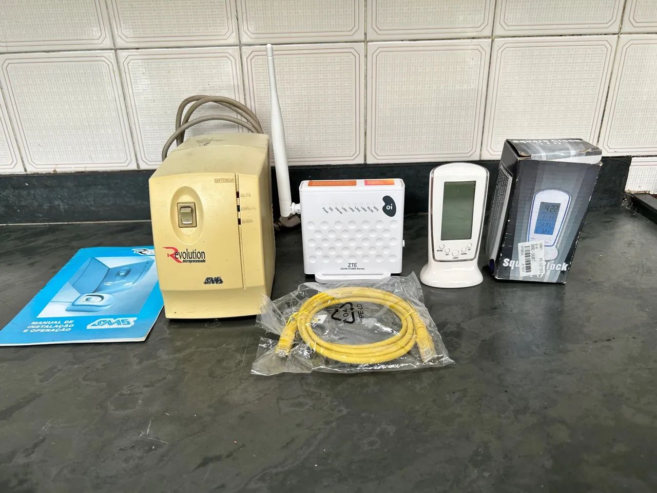 Kit completo de rede: roteador, modem e estabilizador
