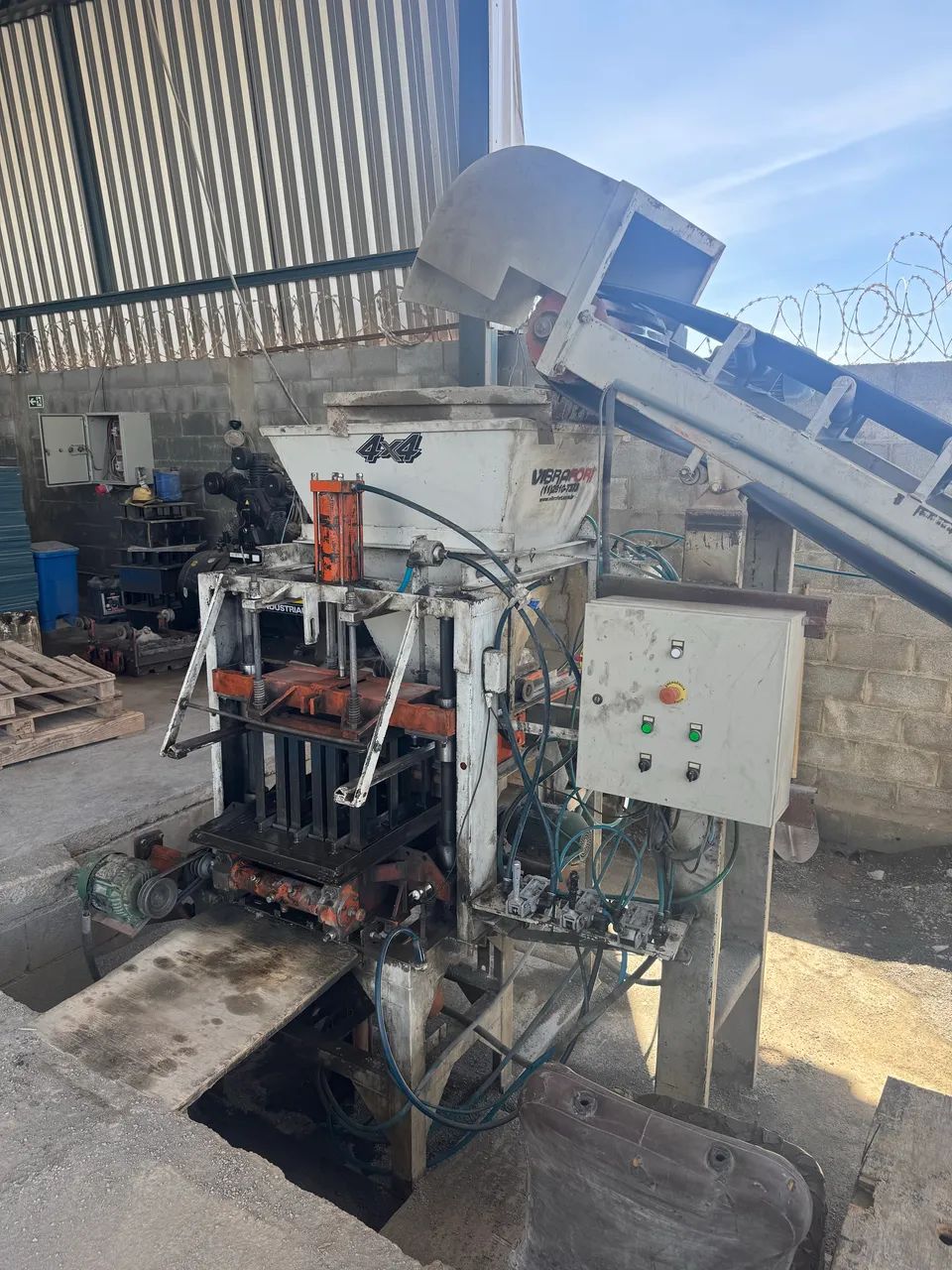 MÁQUINA DE BLOCOS E CANALETAS