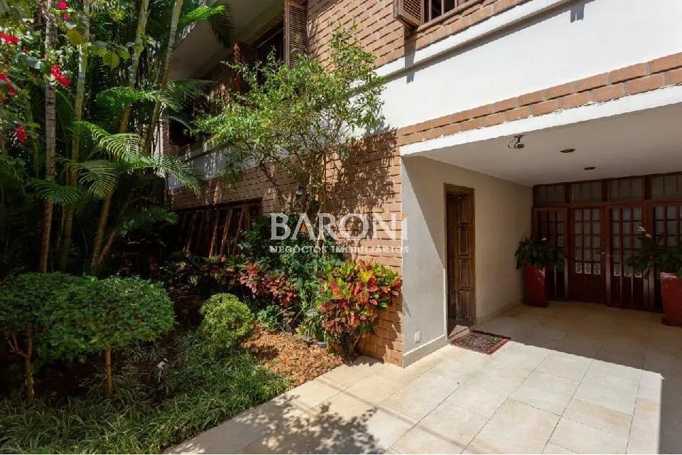 Casa de vila à venda no Planalto Paulista, 330m², 4 quartos, incluindo 2 suítes, edícula,