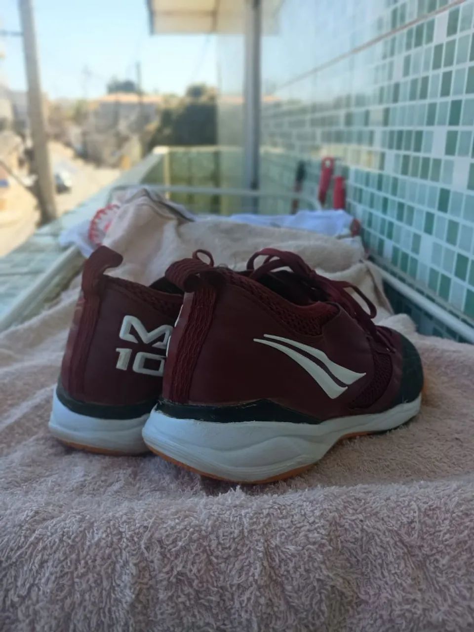 Tênis esportivo vinho