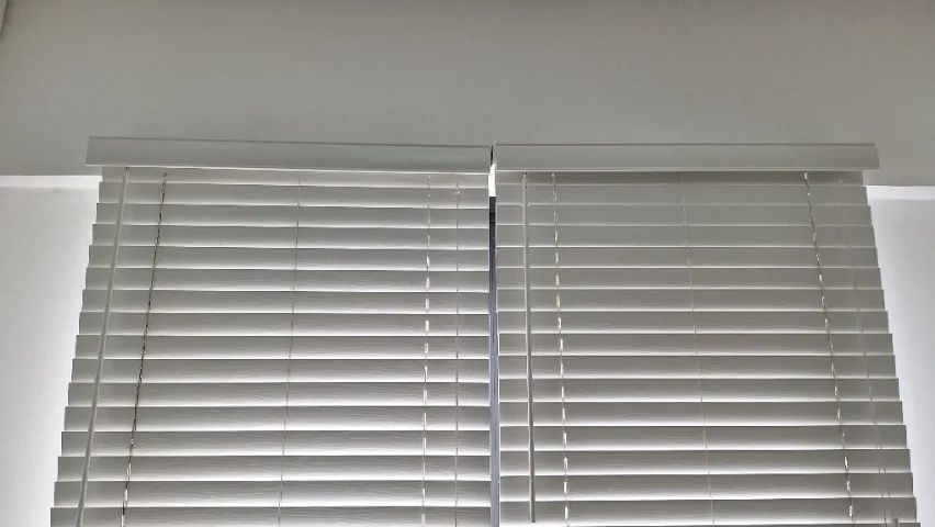 Persiana Horizontal Pvc 50mm Branca 0,80m (L) X 1,60m (H) Luxo Branco - Foto 2