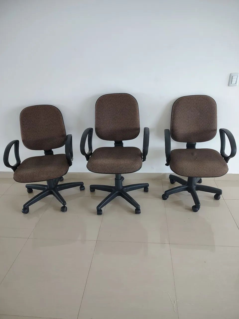 3 Cadeiras de Escritório Giratórias e 2 Cadeiras para Caixa Giratórias - Foto 2