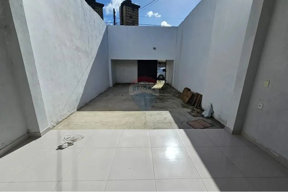 CASA EM NEÓPOLIS BEM LOCALIZADA COM ESPAÇO COMERCIAL