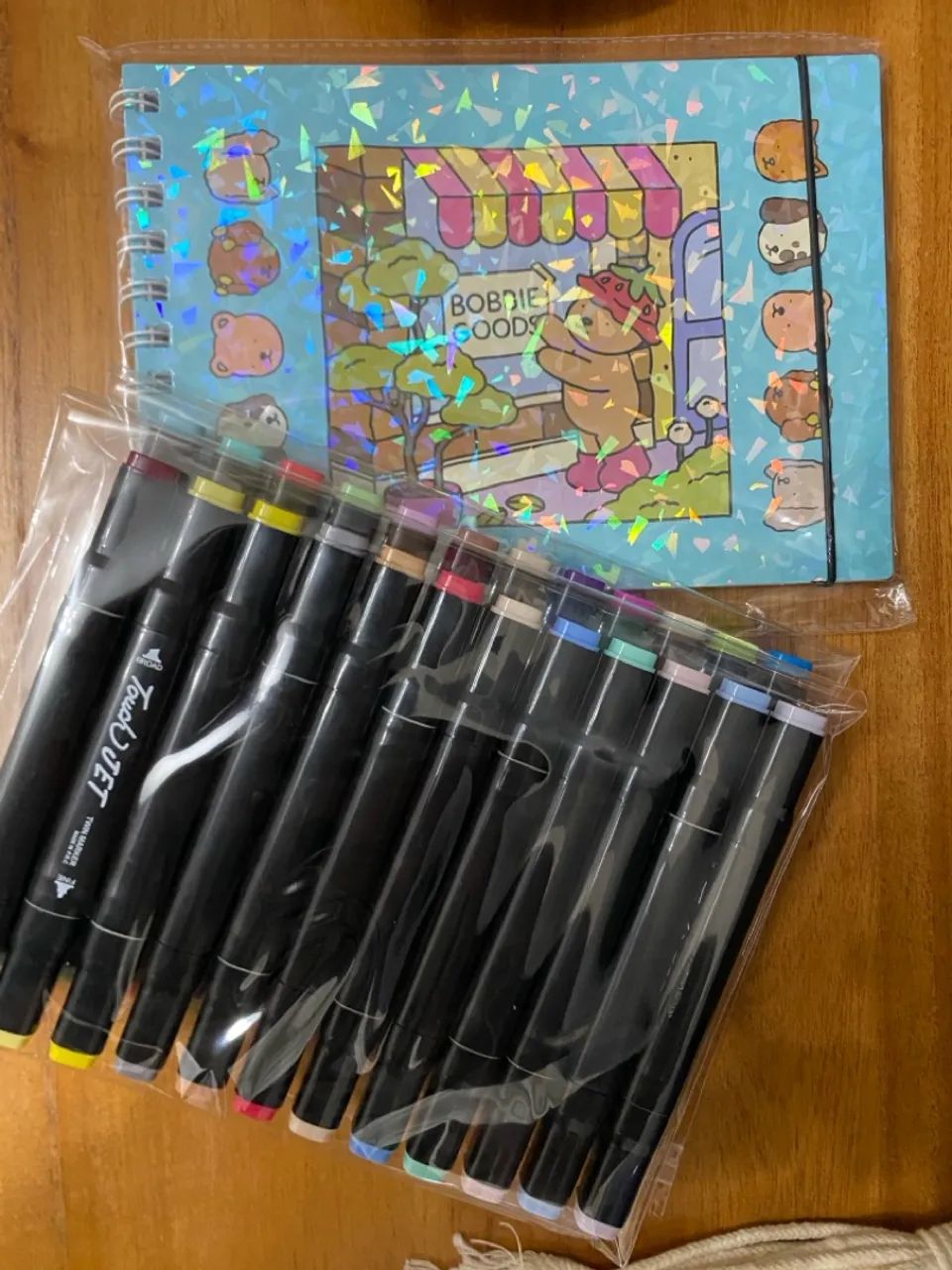KIT COM 24 CANETINHAS MAIS LIVRO BOBBIE GOODS 
