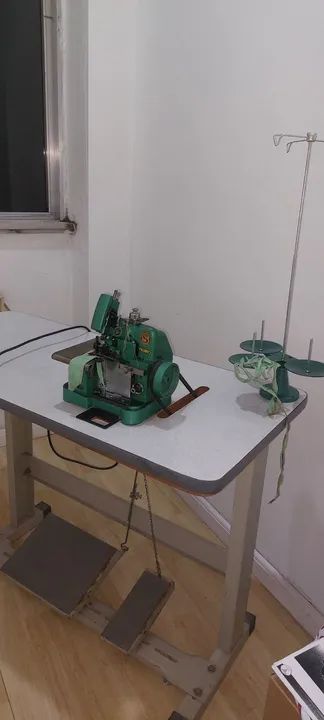 Máquina de Costura Overlock Industrial