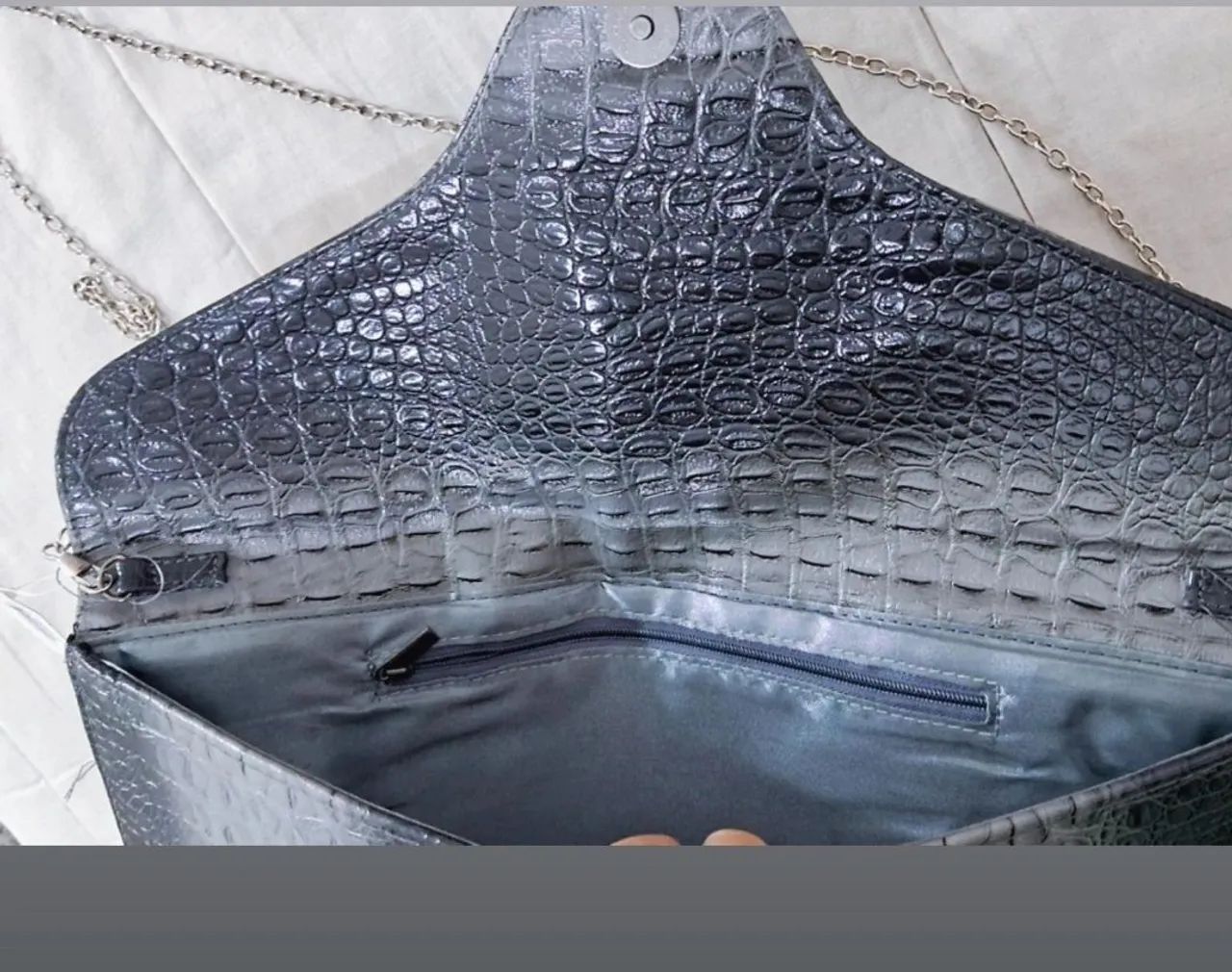 Bolsa  pasta caveiras com strass tiracolo craquelada - Foto 4