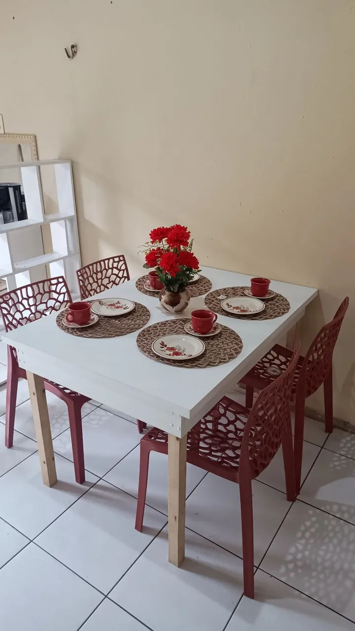 Mesa com as 4 cadeiras
