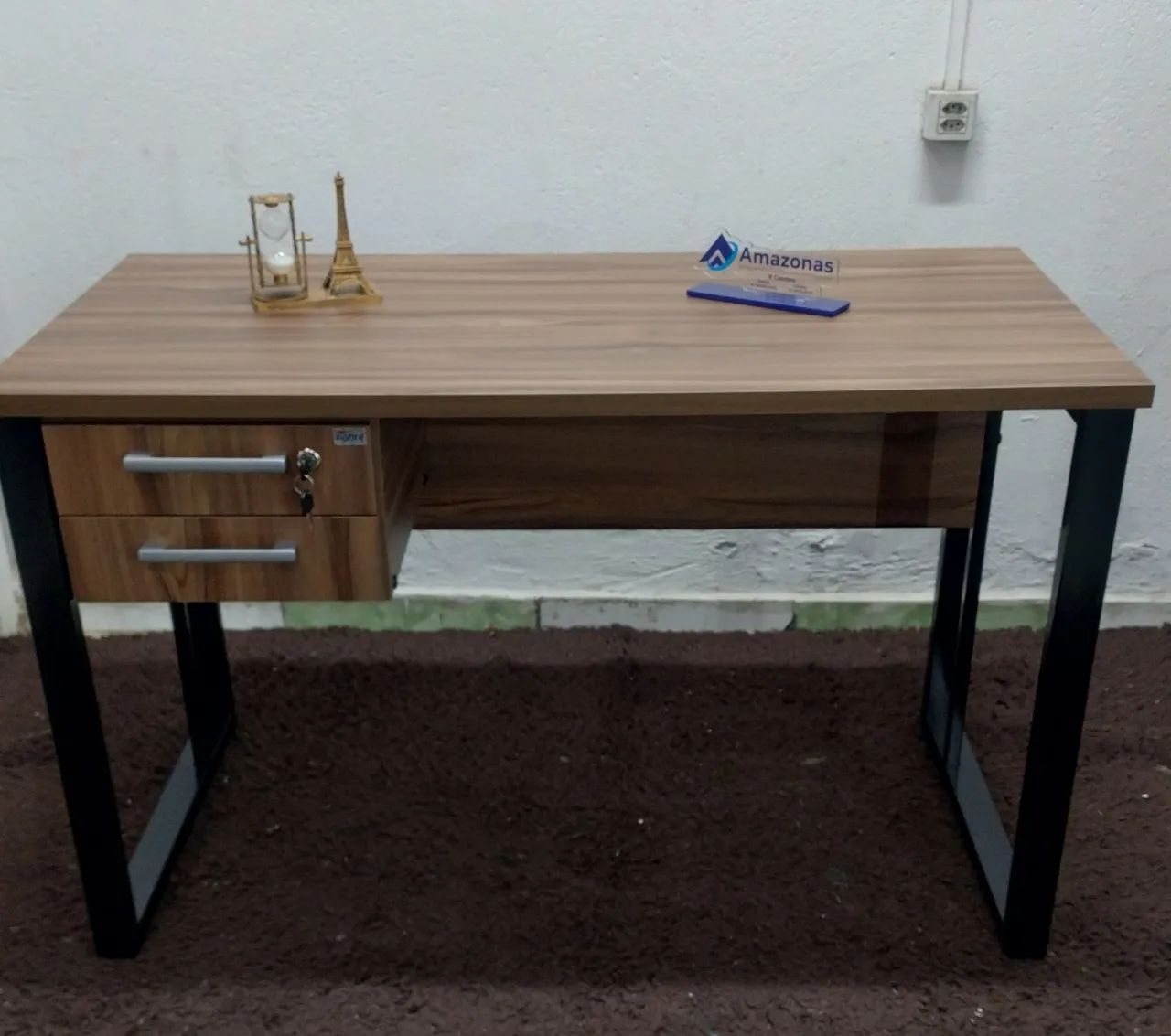 Mesa de Escritório com Gavetas / Pé Quadrado 