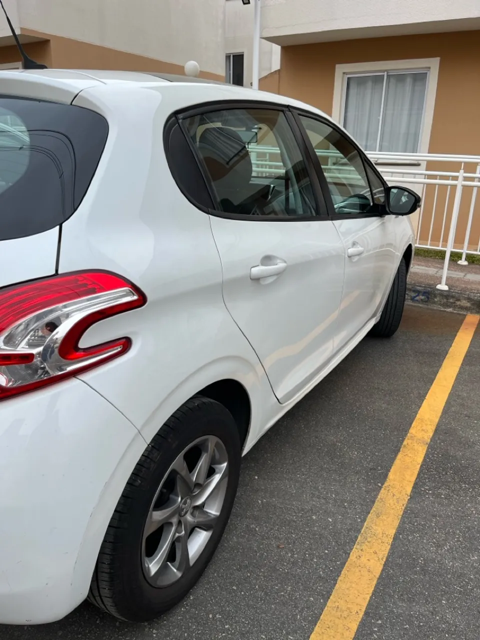 Peugeot 208 allure inconcert 1.6 ano 2016