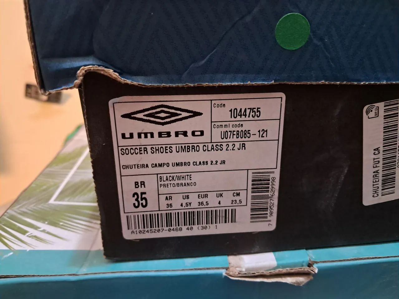 Chuteira Umbro nova na caixa N°35 - Foto 6