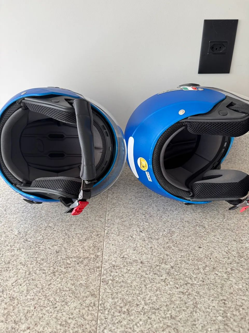 Vendo 2 capacetes cor azul 64314695060610121