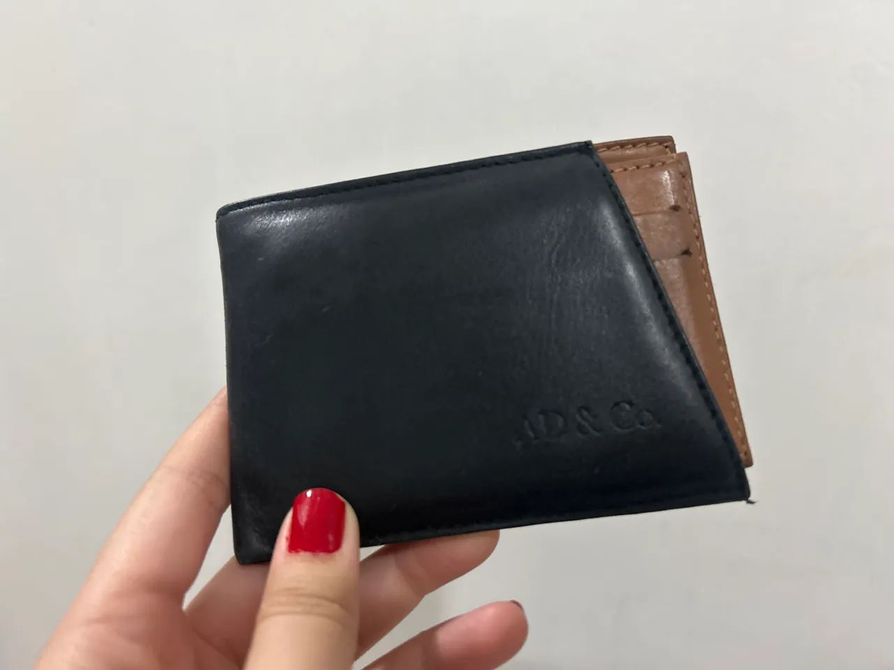 Carteira em couro legítimo.
